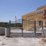 Qui si allineano cinque eleganti villette residenziali